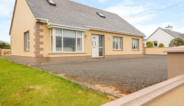 THE COTTAGE, pet friendly, with open fire in Quilty, County Clare