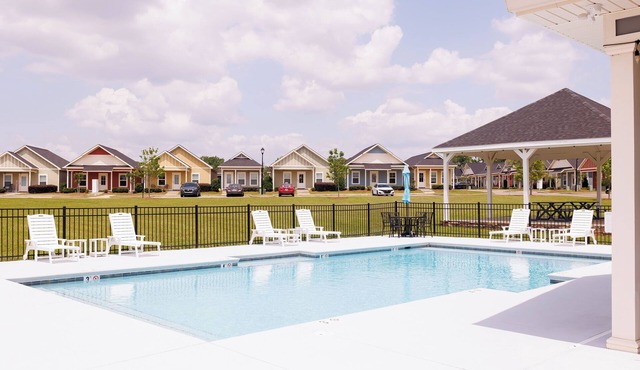 The Cottages: 2BR/2BA Dothan Pet Friendly Gorgeous Pool, Pickle Ball court, Gym