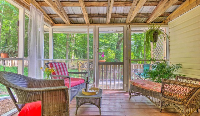 'The Country Cottage’ in Union Mills w/Porch!