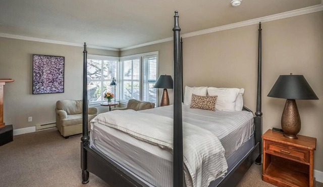 The Courtyard - Classic King Room at Cannon Beach Hotel Collection! Beach Access