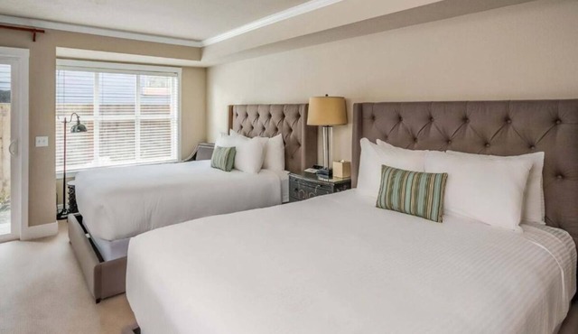 The Courtyard - Double Queen with Kitchenette at Cannon Beach Hotel Collection
