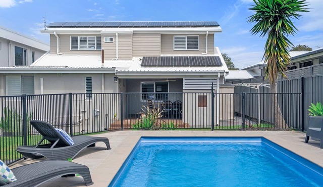 The Cove - Pet Friendly Retreat With Ocean Views Moments to Beach.