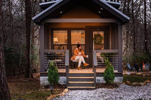 The Cozy Doe Tiny Home in the Woods with Fire Pit