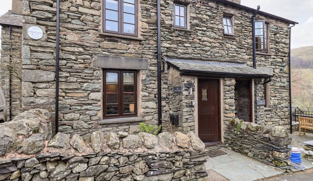 THE CURIOUS ORANGE, pet friendly, with open fire in Troutbeck