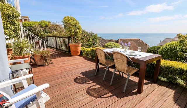 THE DECK STUDIO, romantic, luxury holiday cottage in Ventnor
