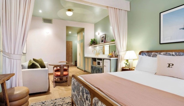 The Deluxe Queen at Palihouse Hyde Park Village, Onsite Parking