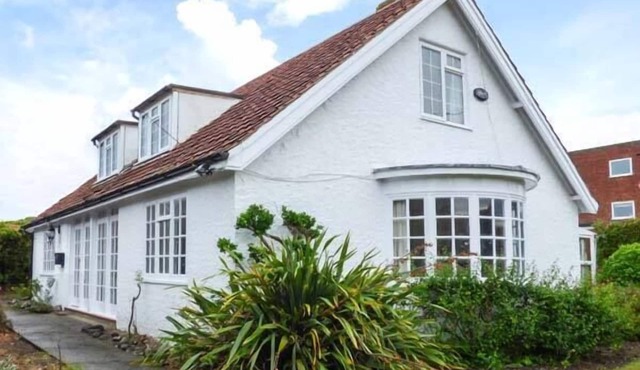 THE DINGLE, pet friendly, character holiday cottage in Cromer