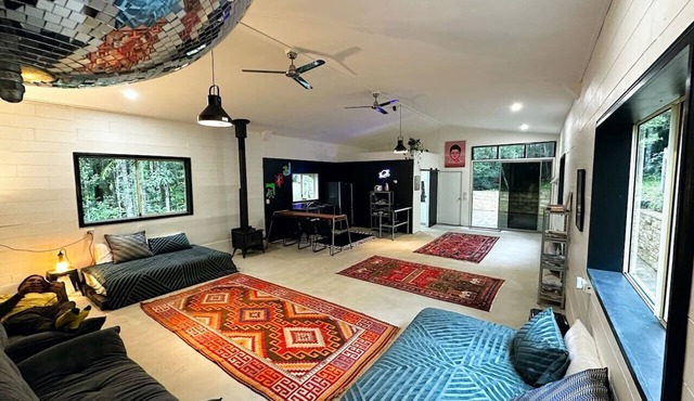 The Disco Studio - Unique Artist Escape with Swimming Hole