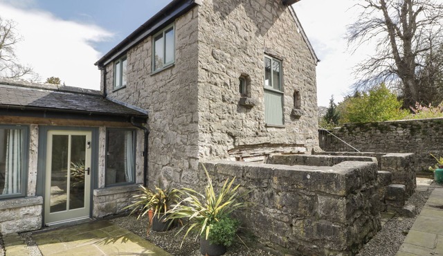 THE DOVECOTE, pet friendly, character holiday cottage in Llanrhaeadr
