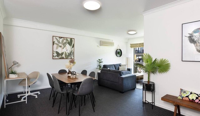 The East Perth Hub: Spacious 2BR with Free Parking