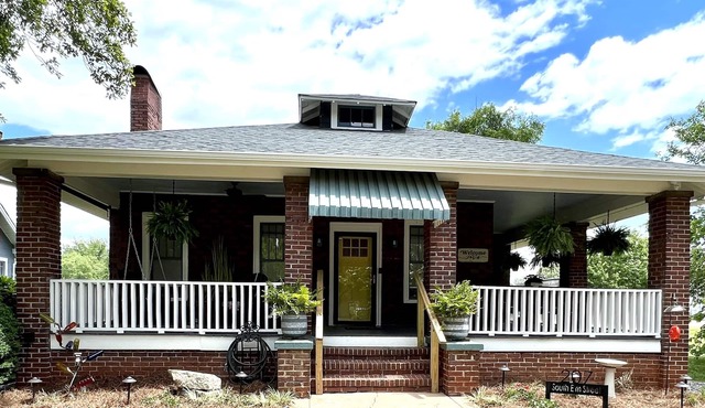The Elm: 1923 Bungalow - Historic Downtown District