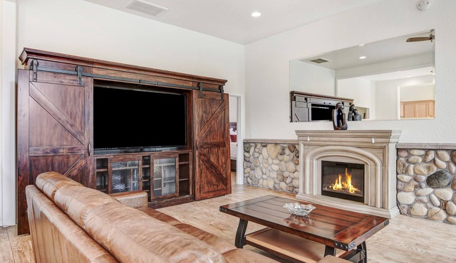The Executive Suite- Apartment near the river!