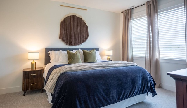 The Fairway Townhouse | Minutes from Golf Course | Sleeps Up To 7