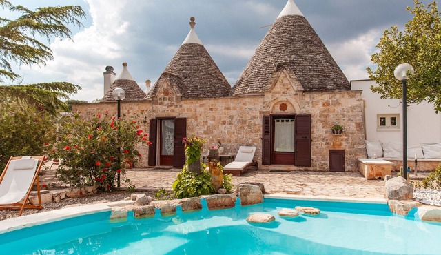 The Five Cones, with swimming pool, in the Itria Valley