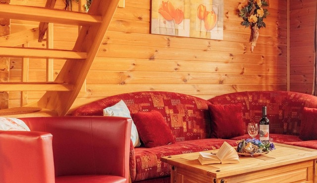 The Fox Den - Log Cabin 2 - Quiet Cul-de-sac - 50m to Forest - Small Fenced Garden - 3 Dogs Welcome