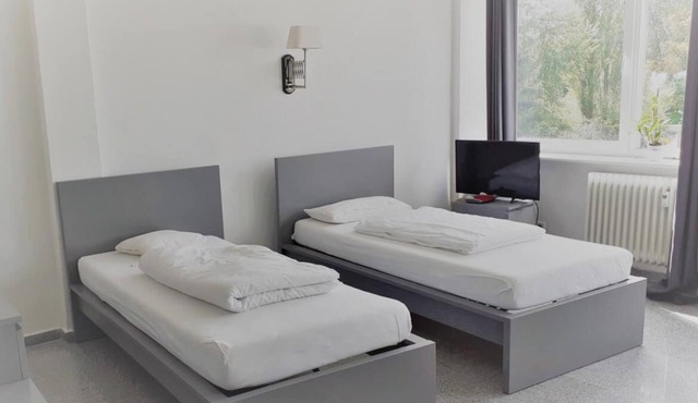 The friendly 1-room apartment no. 5 in our apartment house Haldesdorfer Straße is located to the side of the building.