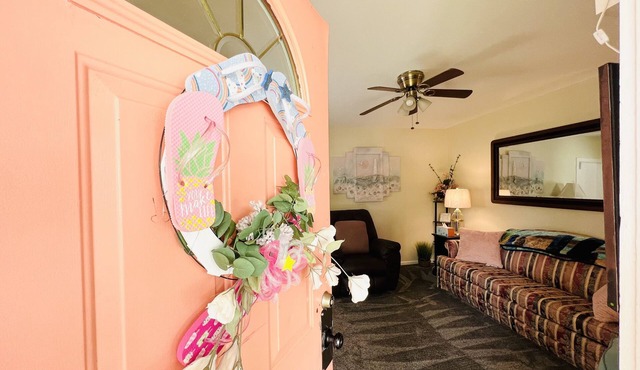 The Front Porch Cottage , Cozy and Close to Main Beach Activities