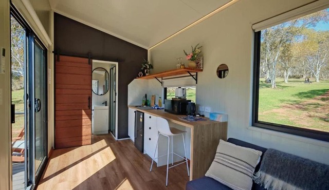 The Frosty Trout - Lakeside Snowy Mts Tiny House
