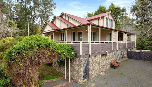 THE GABLES - Beautiful country home in the heart of Marysville
