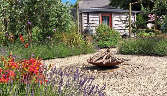 The Garden Cabin - parking, private garden, barbecue, woodland views, very cosy