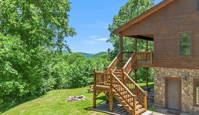 The Gathering Place - Blue Ridge Mountain Retreat - 30 acres to explore - Pool Table - Sleeps 15