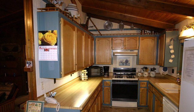 The Getaway Chalet - 3bd, 2ba, Spacious And Nicely Furnished Home Backs To Fores