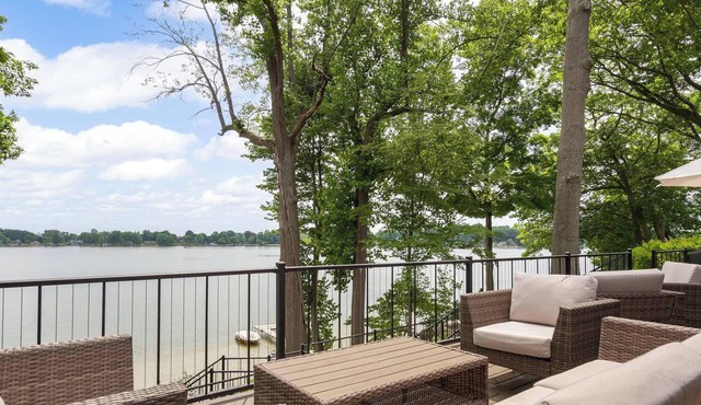 The Glistening Grape - High end Lake Retreat