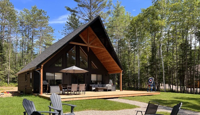 The Goat Haus: Luxury Waterfront Cottage - Quebec (1.5hrs from Ottawa)