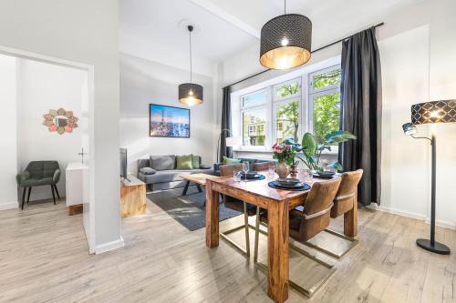 The Goethe Group Loft, 2 BR, 2 bath rooms, one living room, family friendly, 2-5 Guests