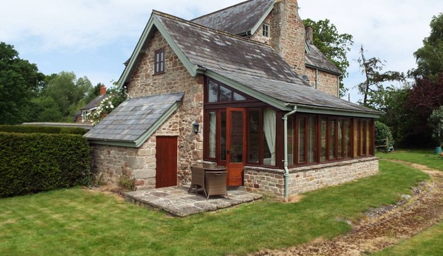 THE GRANARY, pet friendly, character holiday cottage in Walford