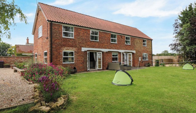 THE GRANARY, pet friendly, luxury holiday cottage in Boston