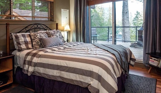 The Great Escape - Port Renfrew - Cottage & Bunkhouse - secluded with Private Hot Tub