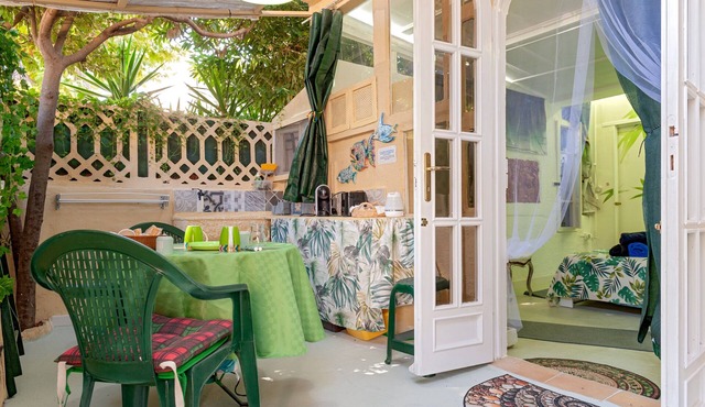 'The Green Artists’ Room' with Private Garden and Wi-Fi