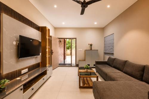 The Grove Rosewood by Red Olive3BHK10min Airport
