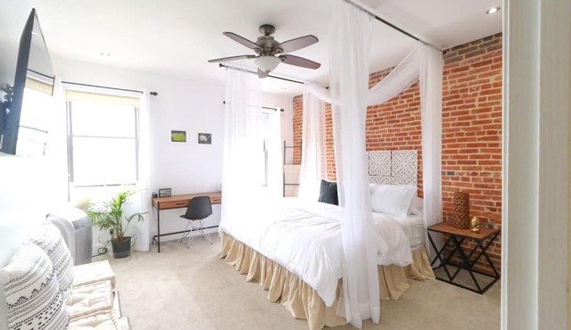The Hidden Paradise Home Studio, Downtown City Views, Productions, Families & Large Groups