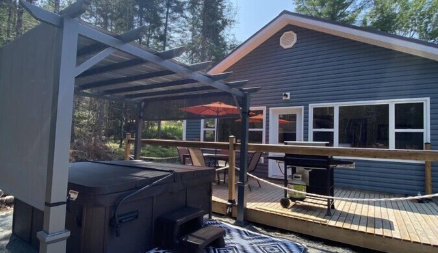 The Hideaway Cottage with Hot tub