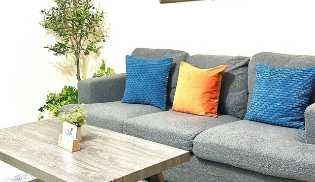 The Hideaway Too - Modern One Bedroom Executive Suite - 5 mins to Mandeville