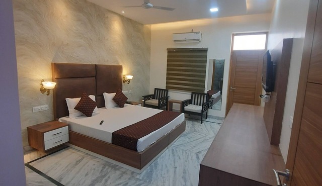 THE HIGHCLASS HOTEL