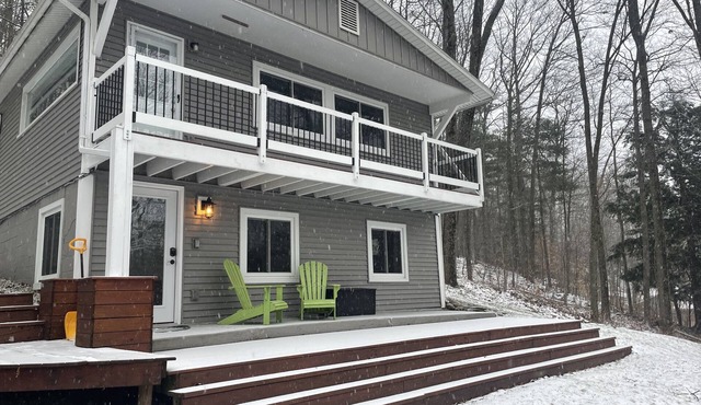 The HIllside Hideaway - See Stowe, Shop Williston, Dine Burlington! hot tub!