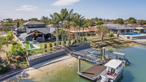 THE Islander - Waterfront with Pool - Holiday Yamba