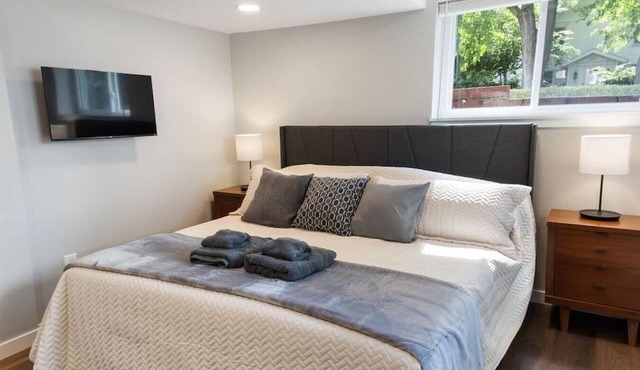 The King Suite | Mid Century & Spacious