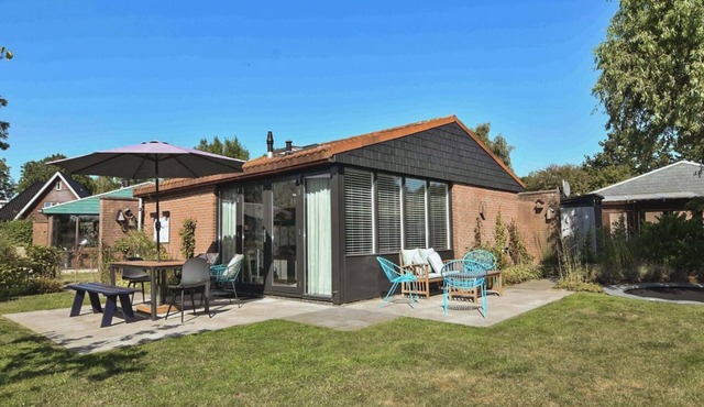 The Kingfisher is a comfortable ground-floor bungalow with fenced garden, wood stove and fully equipped kitchen. Near the beach, dunes and forest of Schoorl, Petten and Bergen. Perfect for families and dog lovers.