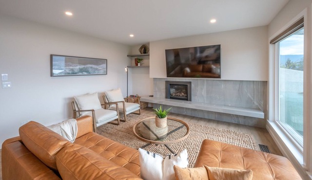 The Lakeview House - Gorgeous Summerland Home with Pool, Hot Tub & Views!