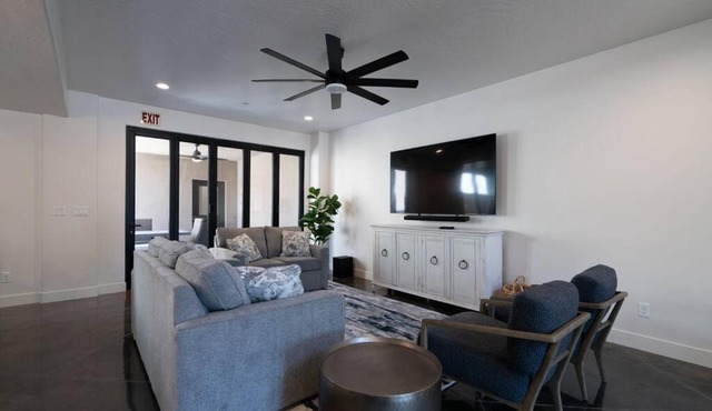The Latitude Adjustment Spacious Getaway with Hot Tub Community Pool Golf Courses and close to Zion