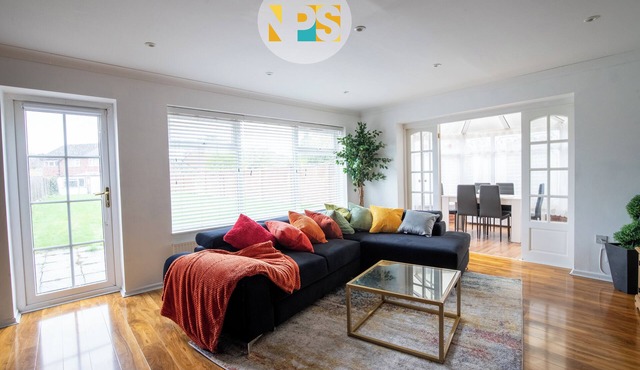 The Laurels - HS2 Contractors, NEC, BHX Airport Stays, Sleeps 12, Free Parking