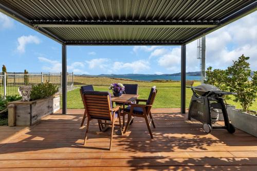 The Leading Light - One Tree Point Holiday Home