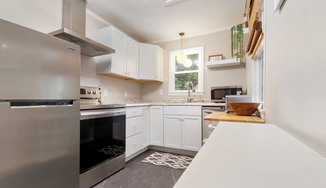 The Little House/Stylish & Cozy ~ 2 mi from Mayo Clinic