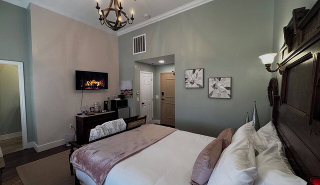 The Lodge at Old City Hall, Branner Room, Queen Bed