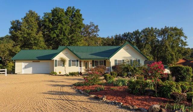 "The Lodge" GREAT FOR GROUPS & Walk-in River Access