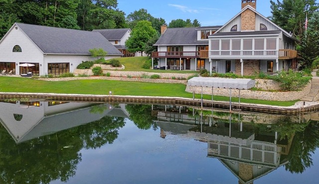 The Lodge at Rush Lakes, 10 bd 16 ba 473 acre private estate. boating, biking, fishing, trails